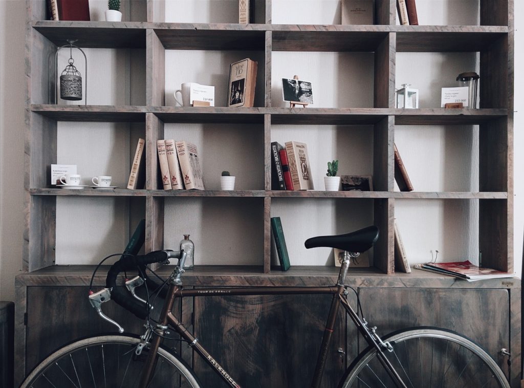 Libros en la estantería de un bar