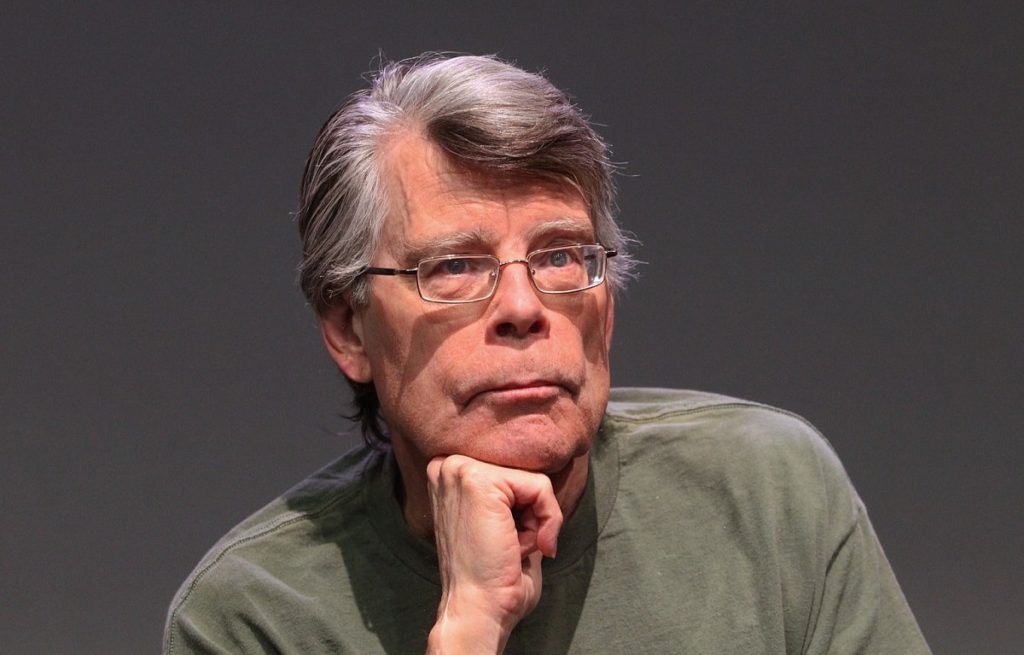 Stephen King posando para una foto.