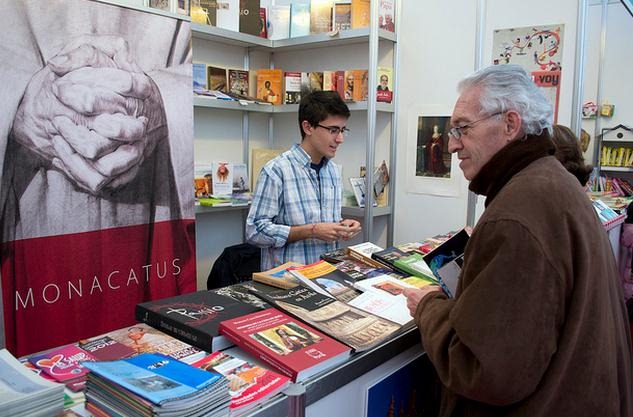 Autor novel o autora novel participando en una feria del libro