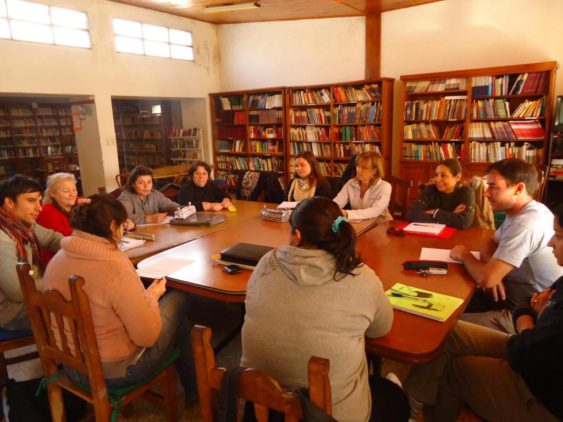 Personas reunidas en talleres literarios