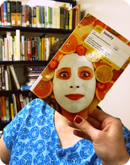 Mujer realizando un bookfaces